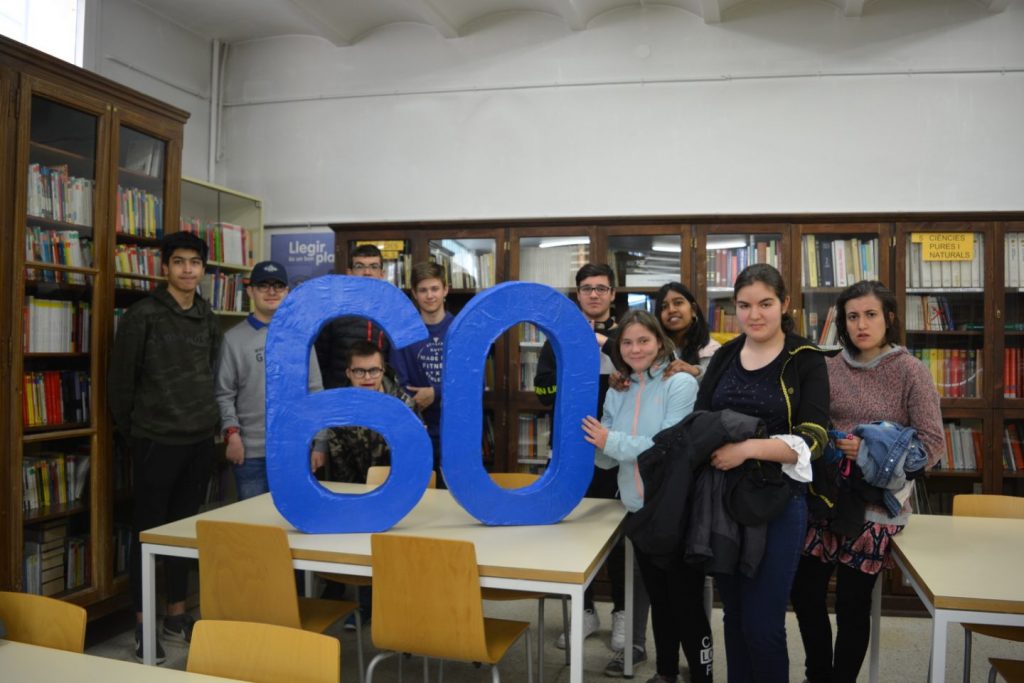 L’alumnat que cursa l’IFE col•labora amb la biblioteca