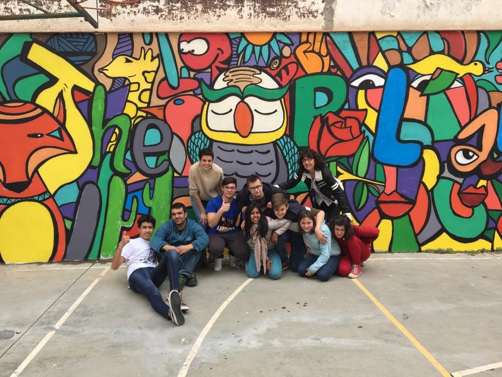 Els alumnes de l’ife  pinten un mural  al pati
