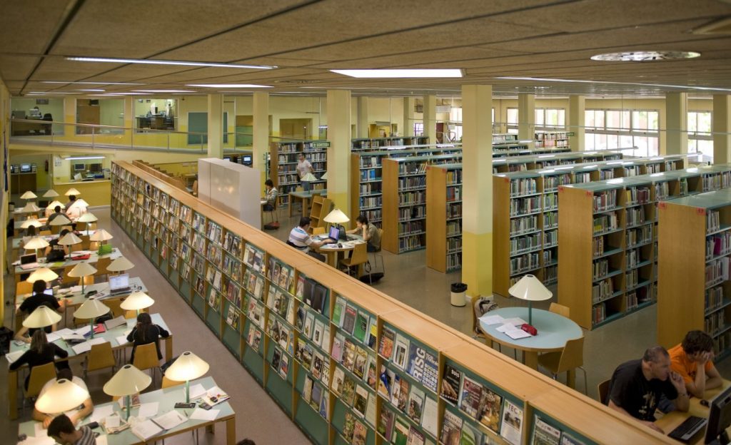 l'alumnat de LACQ i ECA visita la Biblioteca de l'ETSEA