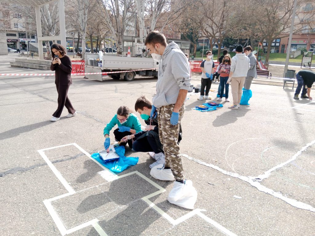 L'Escola del Treball decora el paviment del Clot de les granotes