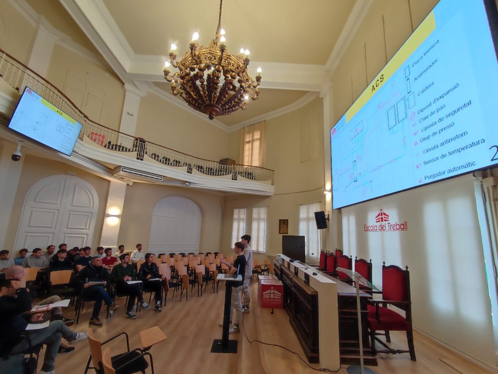 L'alumnat de 1r curs del cicle de Renovables presenten el projecte de Generació FV aïllada en habitatge davant d'empreses del sector