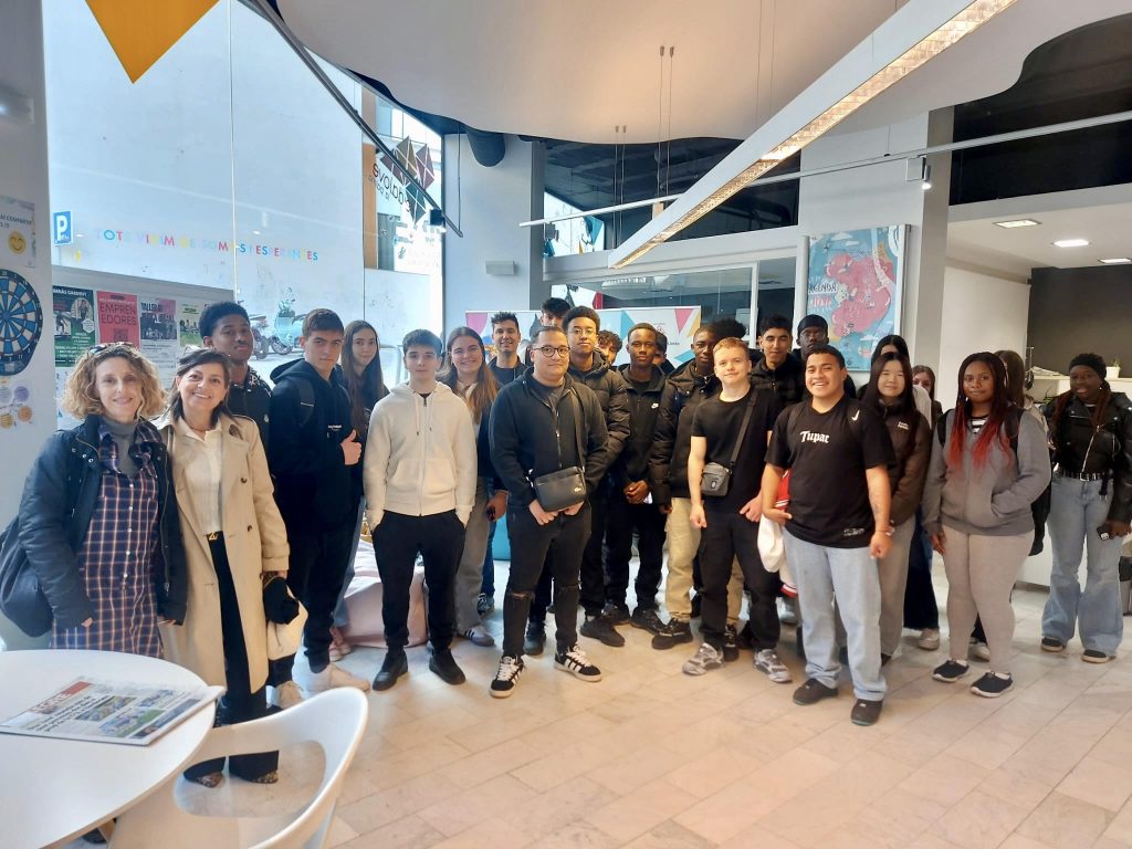 L’alumnat d’Activitats Comercials a l'Escape Room de consum i sexualitat